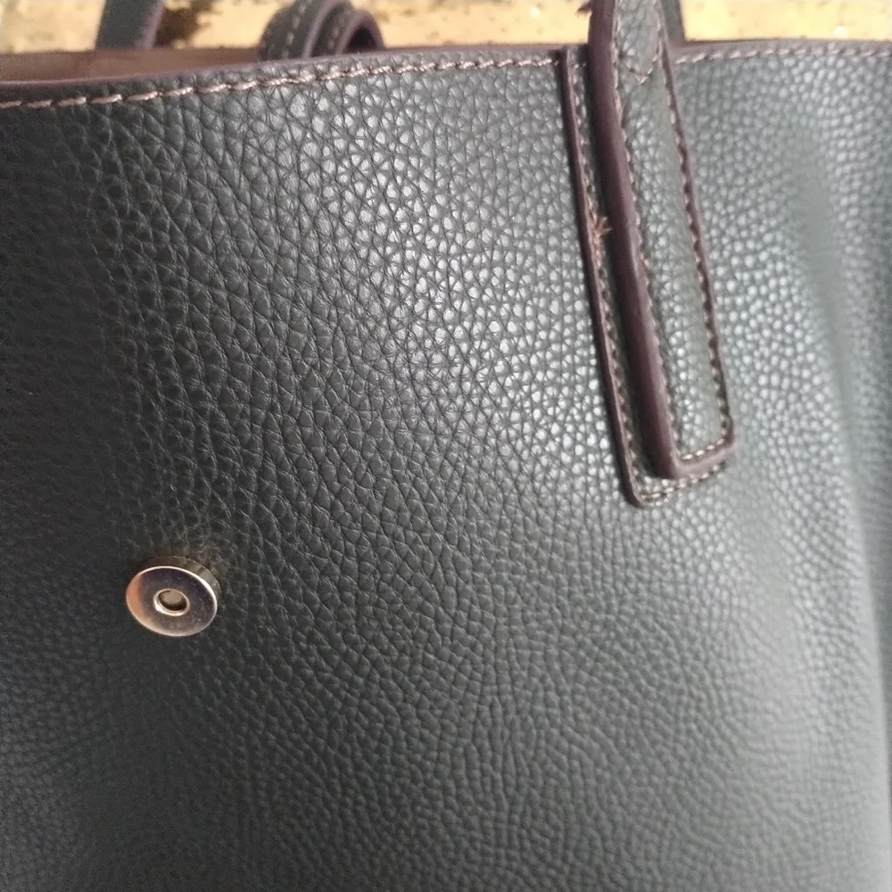 Travanti Pebble Faux Leather Olive Green Tote large with Pouch - Picture 10 of 10